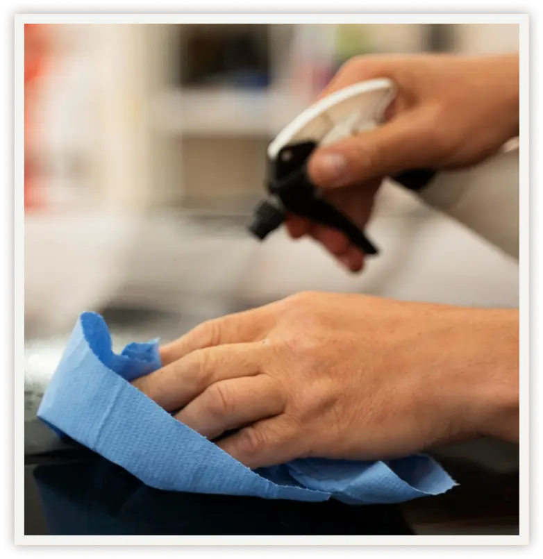cleaning-with-cloth-and-spray