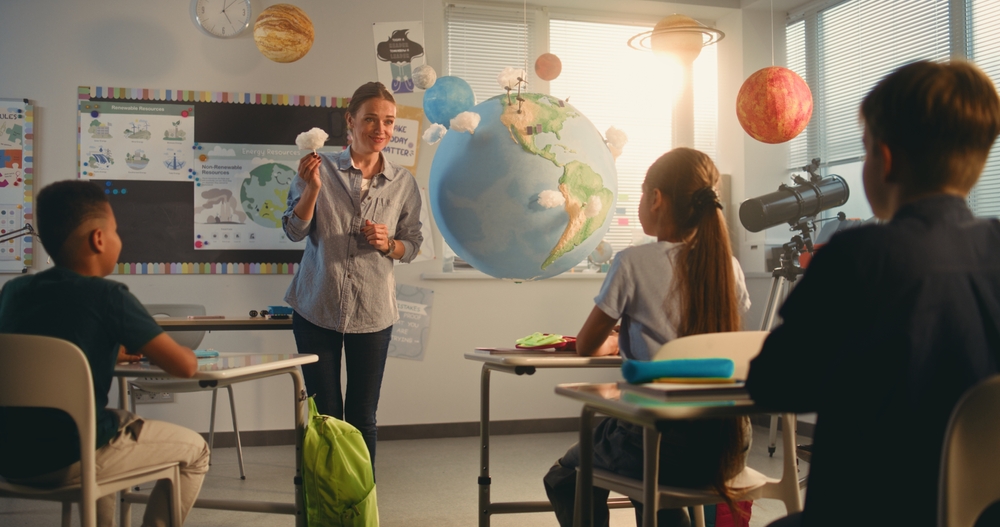 Female,Teacher,Educating,Smart,Kids,During,Science,Lesson,In,Multiethnic