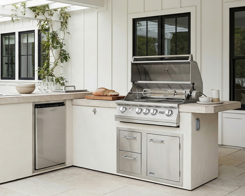 store or cover - image featuring a lion grills island